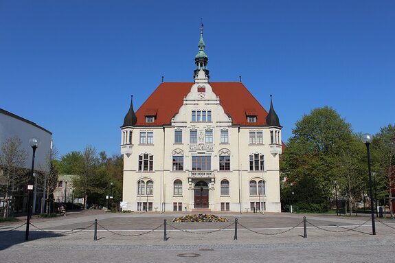 Rathaus_Trossingen_weit.JPG